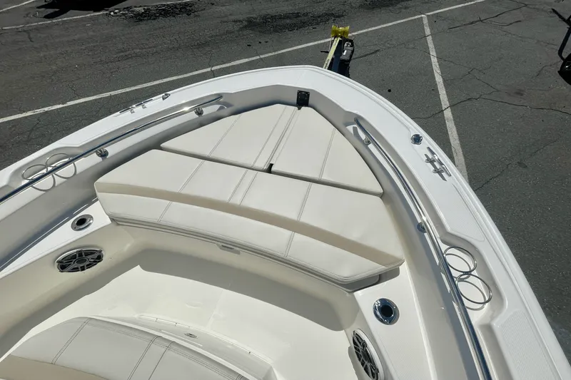 Slide: The Image of Boston Whaler 220 Dauntless 2025 - 15