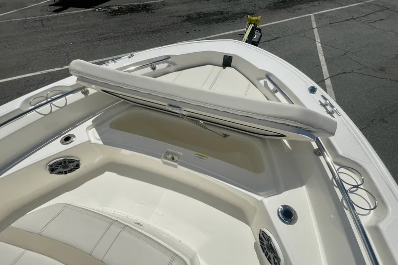 Slide: The Image of Boston Whaler 220 Dauntless 2025 - 16