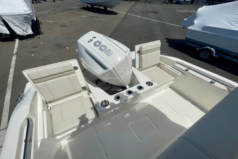 Slide: The Image of Boston Whaler 220 Dauntless 2025 - 4