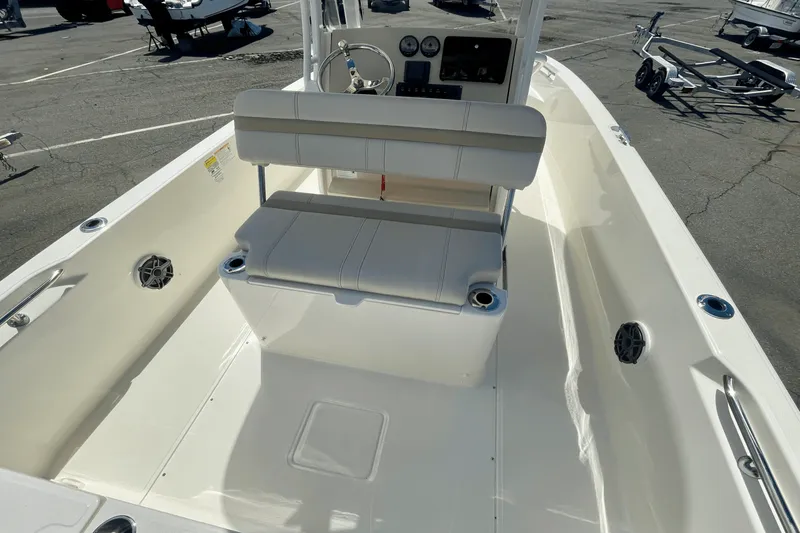 Slide: The Image of Boston Whaler 220 Dauntless 2025 - 5