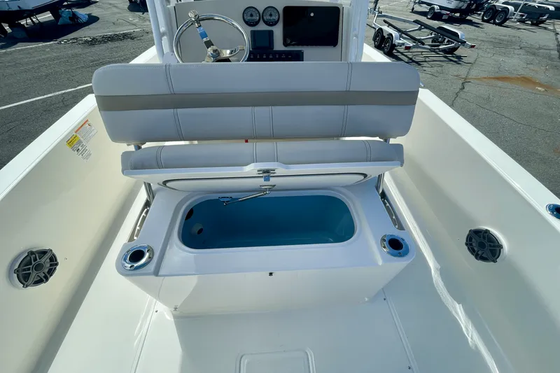 Slide: The Image of Boston Whaler 220 Dauntless 2025 - 6