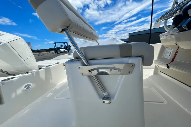 Slide: The Image of Boston Whaler 220 Dauntless 2025 - 7