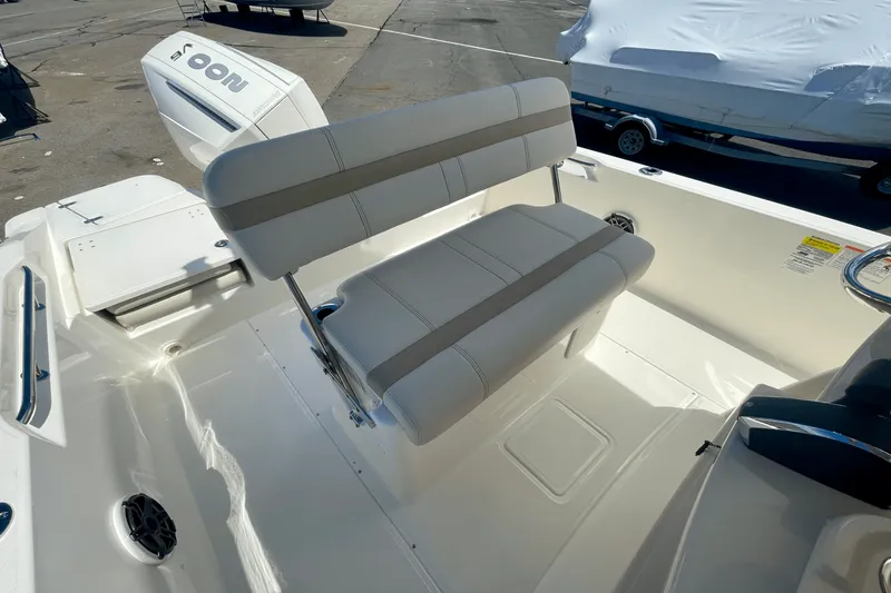 Slide: The Image of Boston Whaler 220 Dauntless 2025 - 8