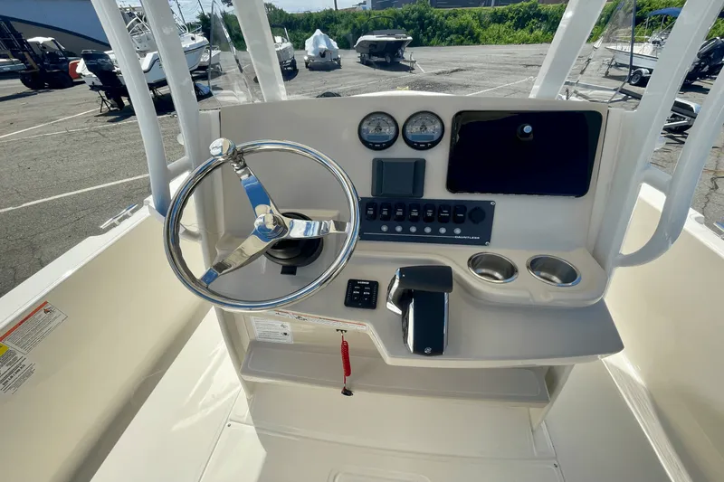 Slide: The Image of Boston Whaler 220 Dauntless 2025 - 9
