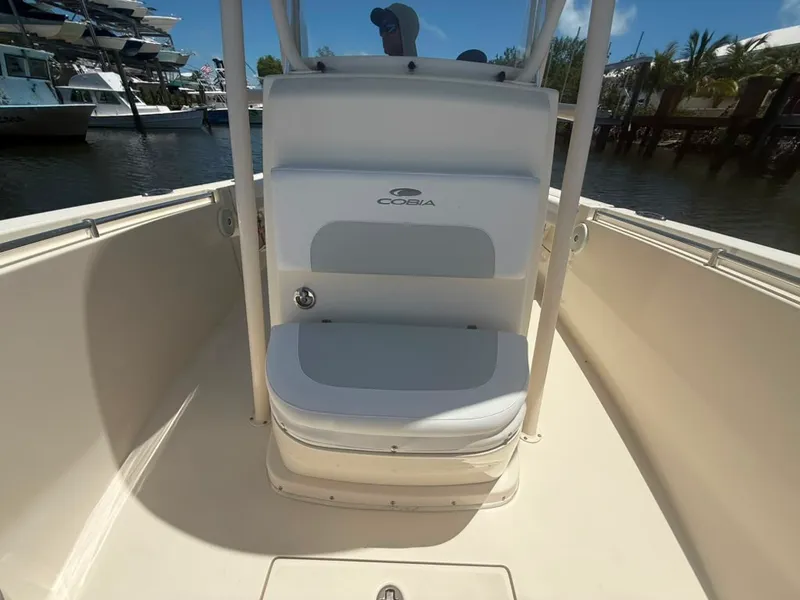 Slide: The Image of Cobia 261 CENTER CONSOLE 2018 - 13