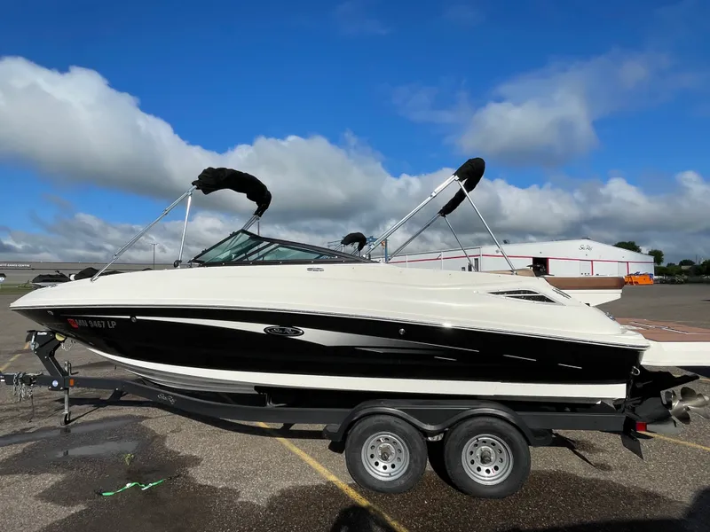 Slide: The Image of Sea Ray 240 SUNDECK 2017 - 1