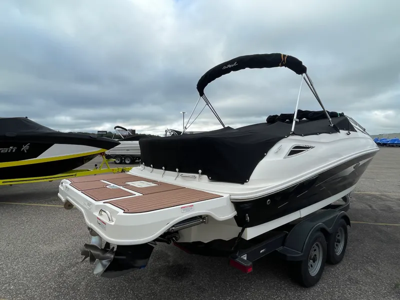 Slide: The Image of Sea Ray 240 SUNDECK 2017 - 10
