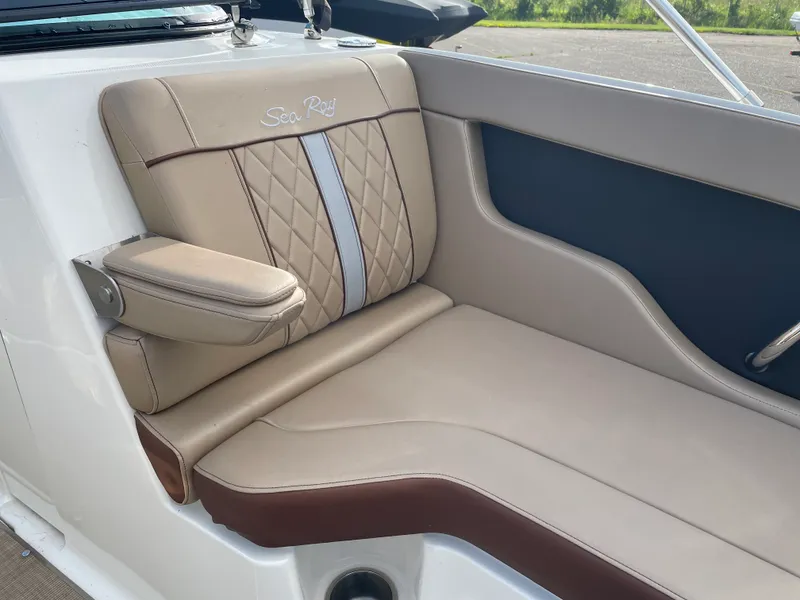 Slide: The Image of Sea Ray 240 SUNDECK 2017 - 12