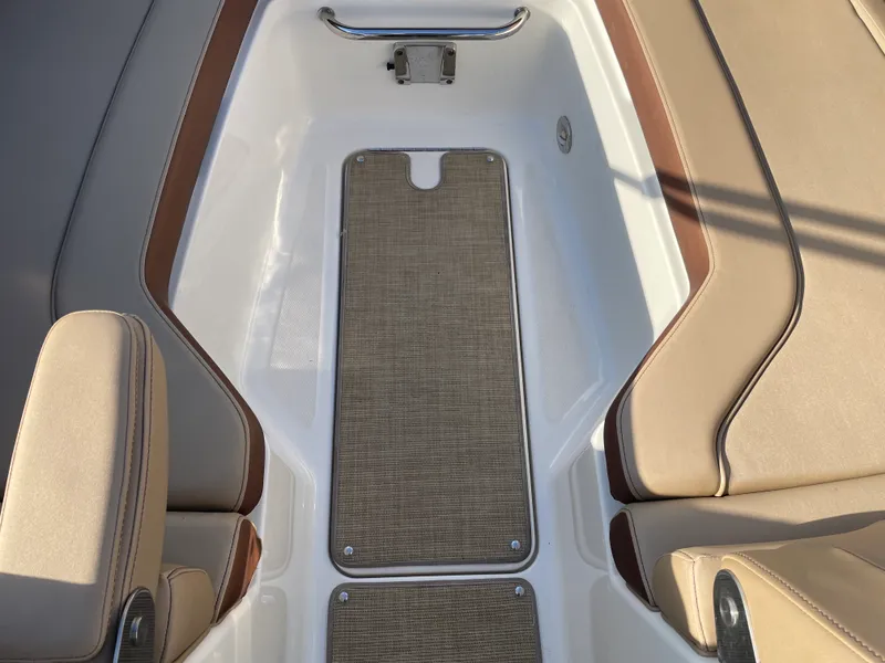 Slide: The Image of Sea Ray 240 SUNDECK 2017 - 15