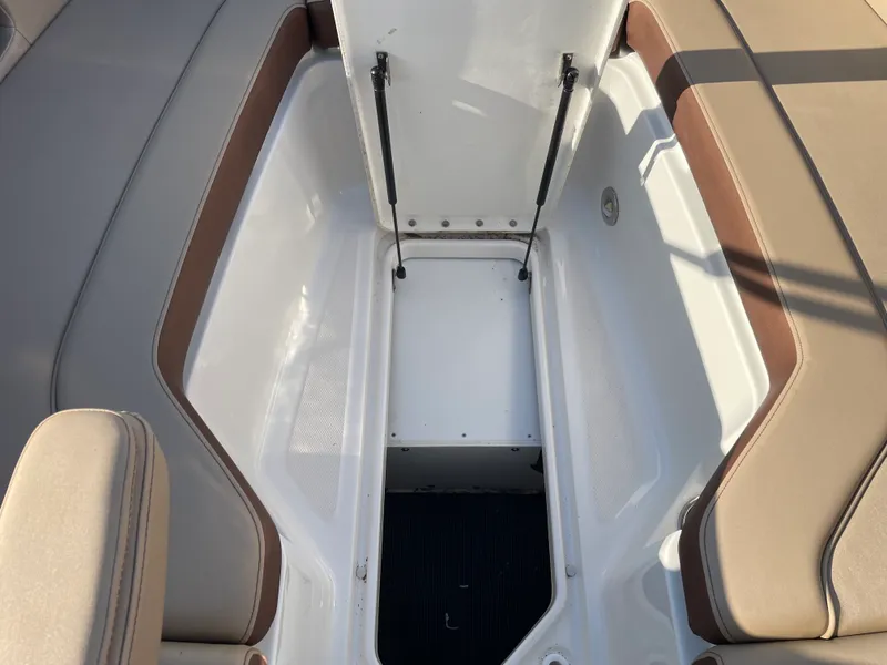 Slide: The Image of Sea Ray 240 SUNDECK 2017 - 16