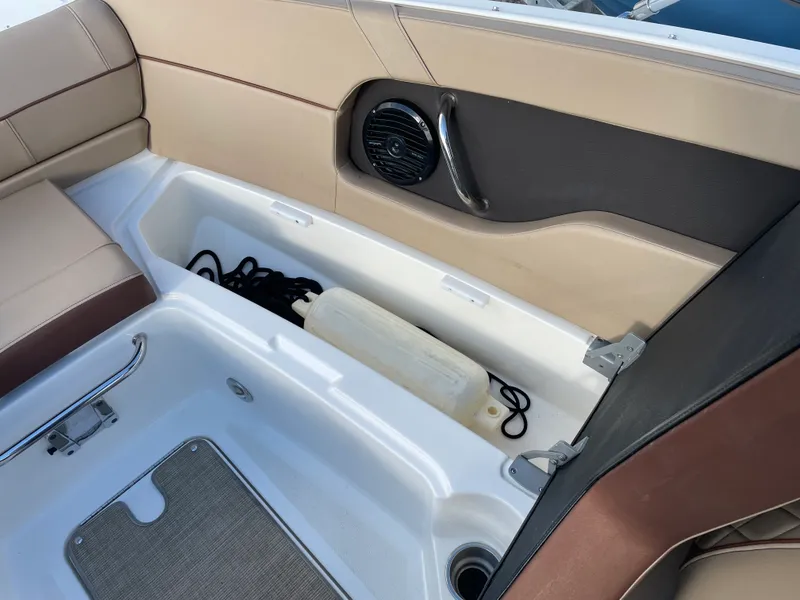 Slide: The Image of Sea Ray 240 SUNDECK 2017 - 19