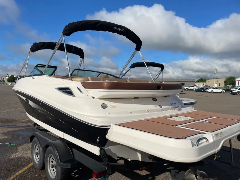 Slide: The Image of Sea Ray 240 SUNDECK 2017 - 2