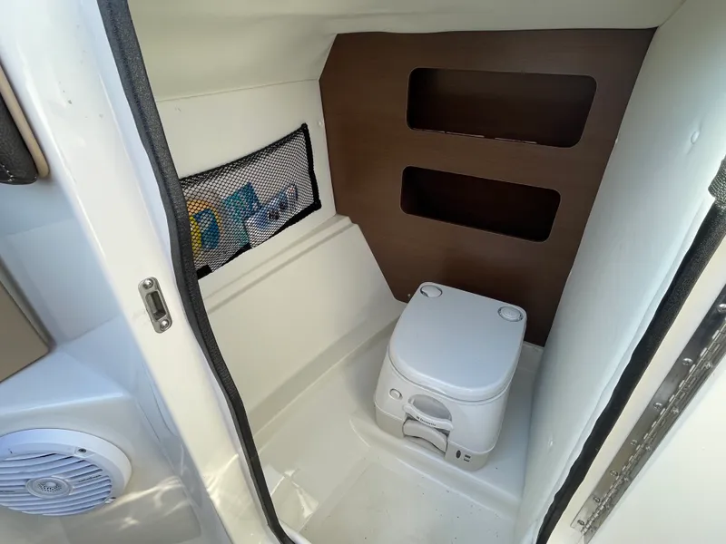 Slide: The Image of Sea Ray 240 SUNDECK 2017 - 22