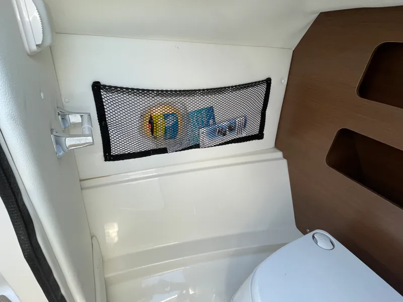 Slide: The Image of Sea Ray 240 SUNDECK 2017 - 23