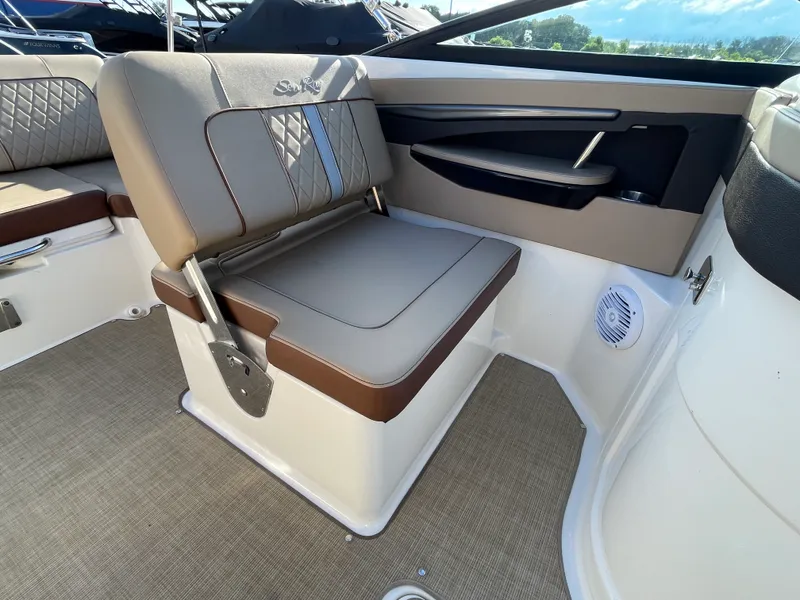 Slide: The Image of Sea Ray 240 SUNDECK 2017 - 24
