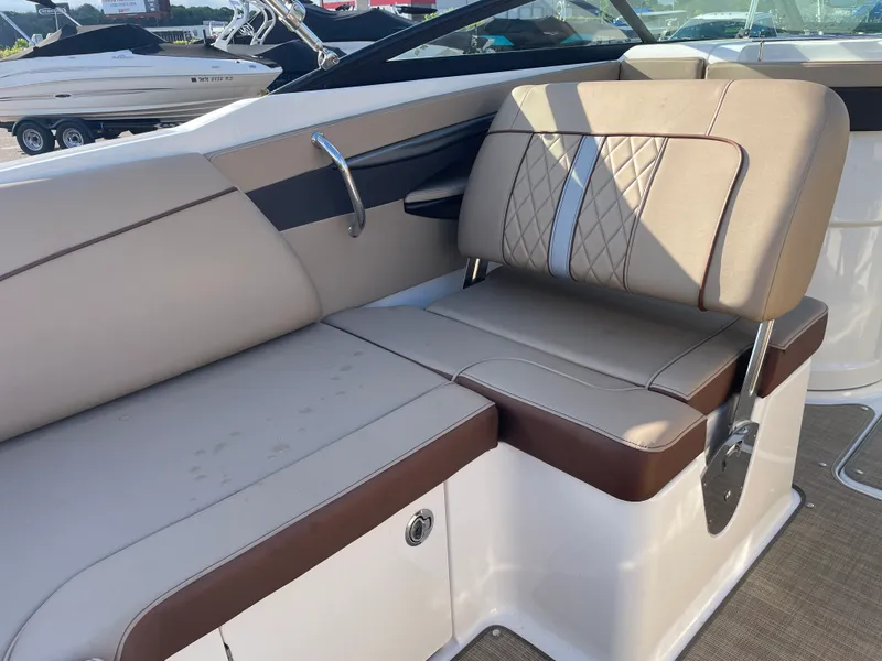 Slide: The Image of Sea Ray 240 SUNDECK 2017 - 25