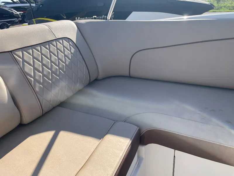 Slide: The Image of Sea Ray 240 SUNDECK 2017 - 26