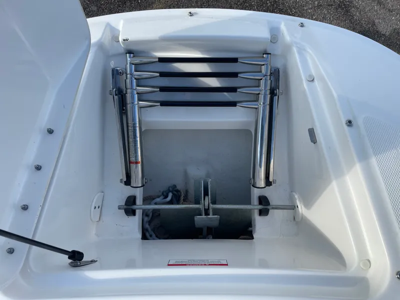 Slide: The Image of Sea Ray 240 SUNDECK 2017 - 28