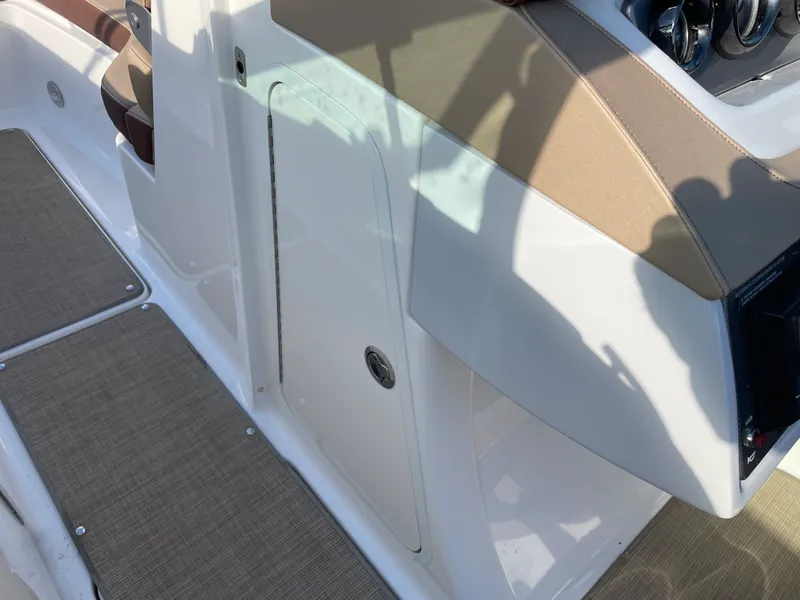 Slide: The Image of Sea Ray 240 SUNDECK 2017 - 29
