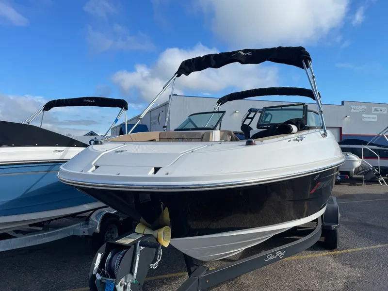 Slide: The Image of Sea Ray 240 SUNDECK 2017 - 3