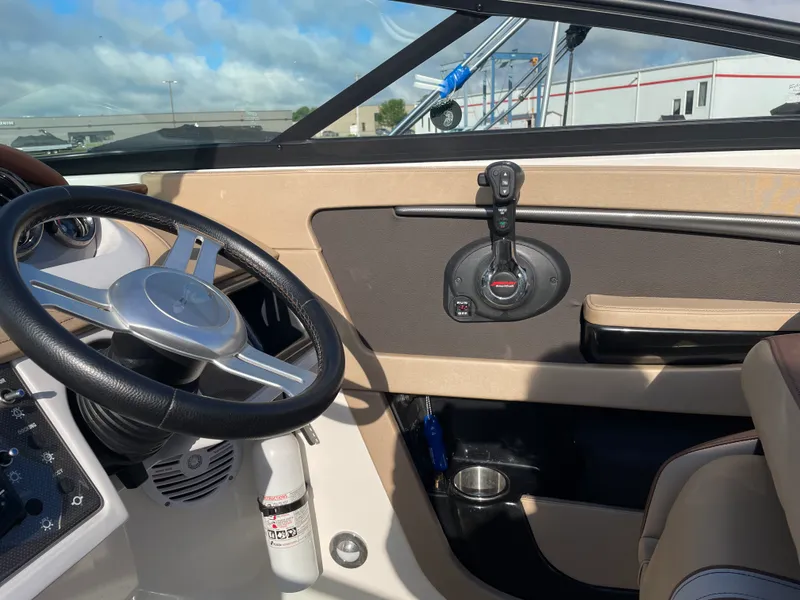 Slide: The Image of Sea Ray 240 SUNDECK 2017 - 31