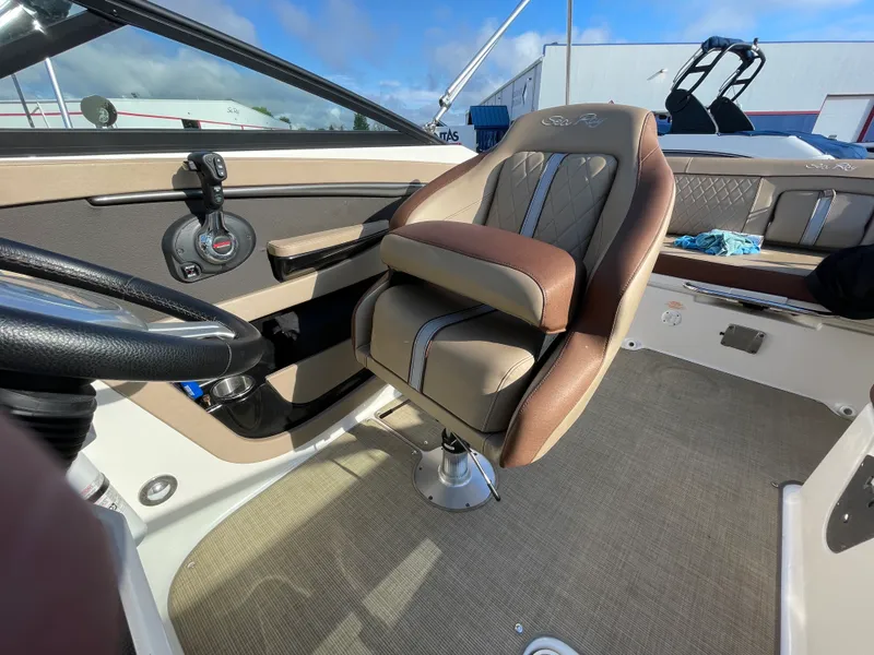 Slide: The Image of Sea Ray 240 SUNDECK 2017 - 32