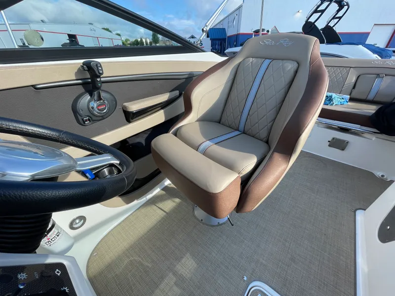 Slide: The Image of Sea Ray 240 SUNDECK 2017 - 33
