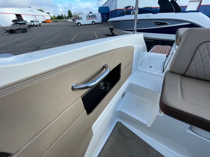Slide: The Image of Sea Ray 240 SUNDECK 2017 - 34