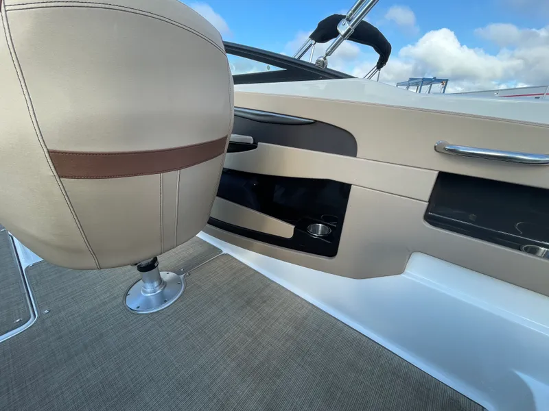 Slide: The Image of Sea Ray 240 SUNDECK 2017 - 35