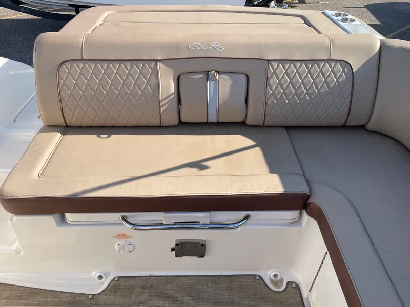Slide: The Image of Sea Ray 240 SUNDECK 2017 - 36