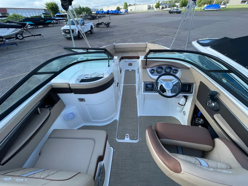 Slide: The Image of Sea Ray 240 SUNDECK 2017 - 38