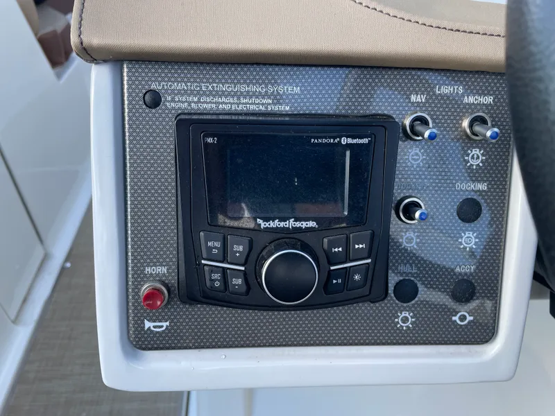 Slide: The Image of Sea Ray 240 SUNDECK 2017 - 39