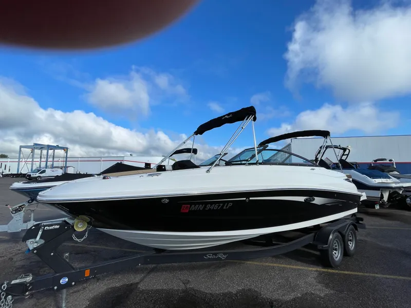 Slide: The Image of Sea Ray 240 SUNDECK 2017 - 4