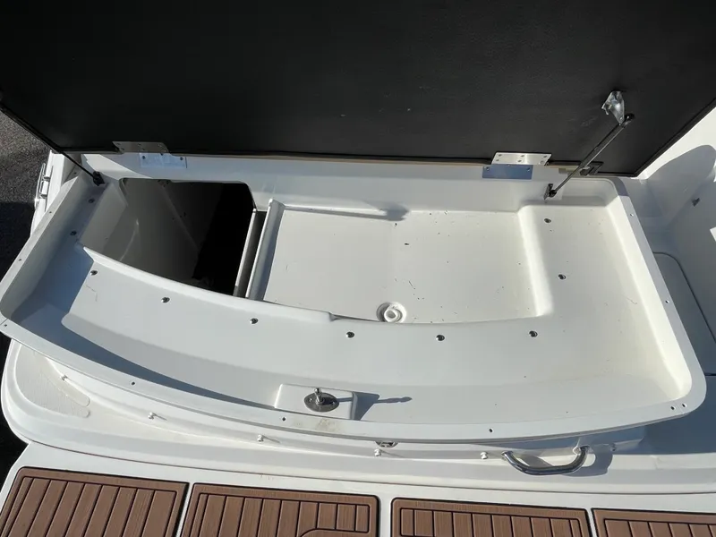 Slide: The Image of Sea Ray 240 SUNDECK 2017 - 42