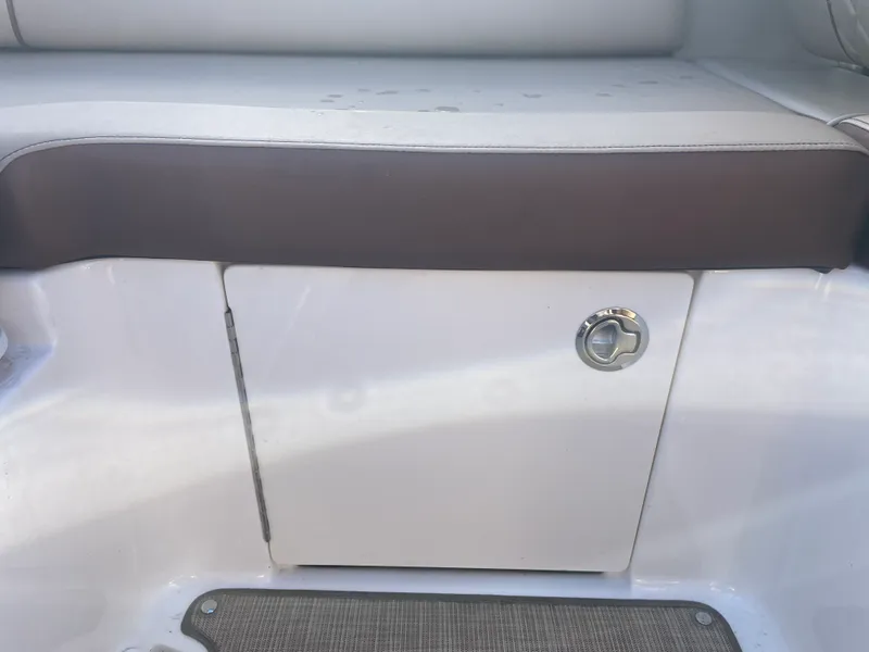 Slide: The Image of Sea Ray 240 SUNDECK 2017 - 44