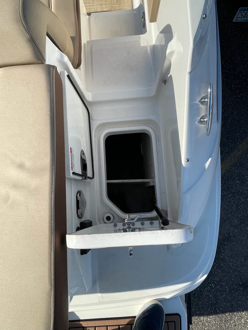 Slide: The Image of Sea Ray 240 SUNDECK 2017 - 47