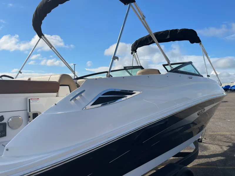 Slide: The Image of Sea Ray 240 SUNDECK 2017 - 5