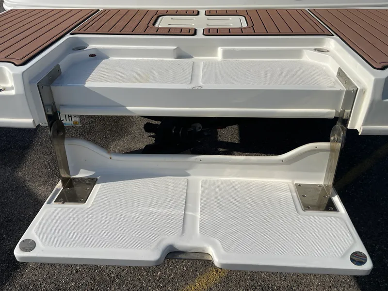 Slide: The Image of Sea Ray 240 SUNDECK 2017 - 53