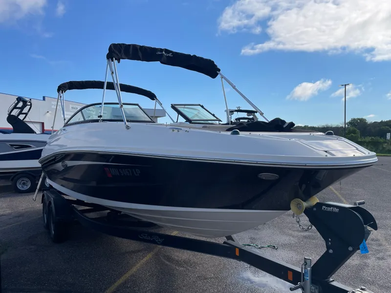 Slide: The Image of Sea Ray 240 SUNDECK 2017 - 7