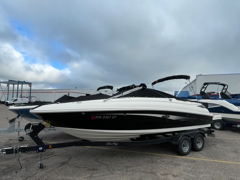 Slide: The Image of Sea Ray 240 SUNDECK 2017 - 8
