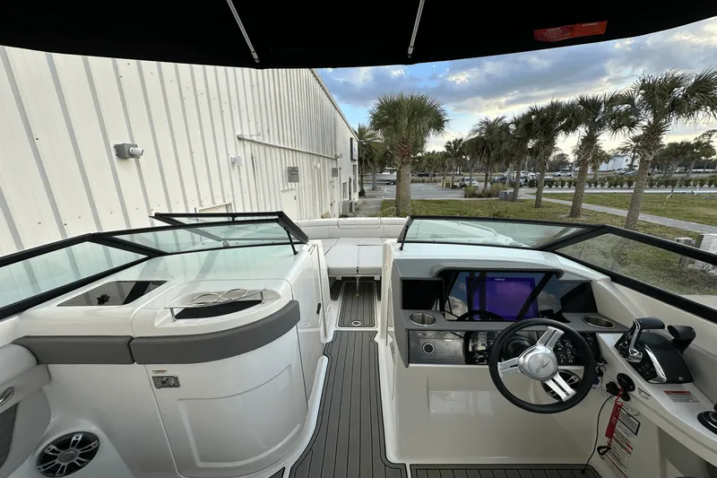 Slide: The Image of Sea Ray 290 SDX OB 2023 - 10