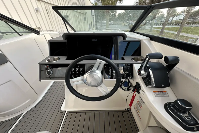 Slide: The Image of Sea Ray 290 SDX OB 2023 - 11