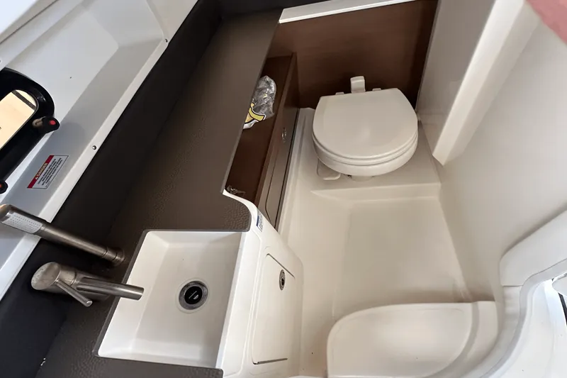 Slide: The Image of Sea Ray 290 SDX OB 2023 - 17