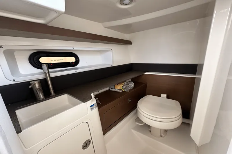 Slide: The Image of Sea Ray 290 SDX OB 2023 - 18