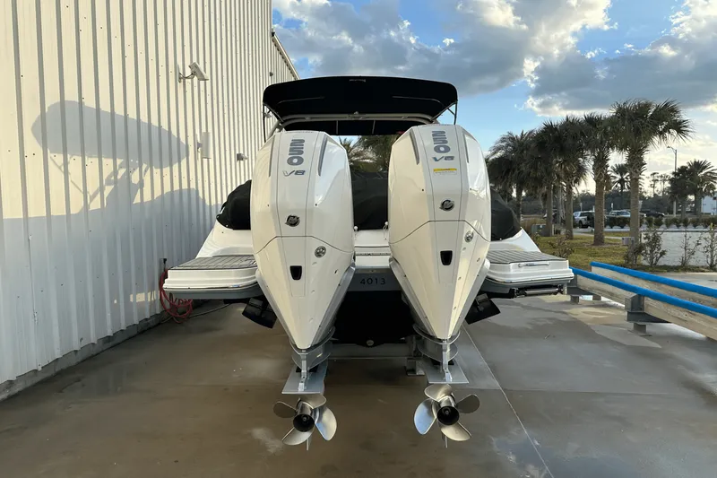 Slide: The Image of Sea Ray 290 SDX OB 2023 - 2