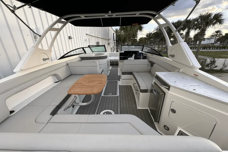 Slide: The Image of Sea Ray 290 SDX OB 2023 - 7