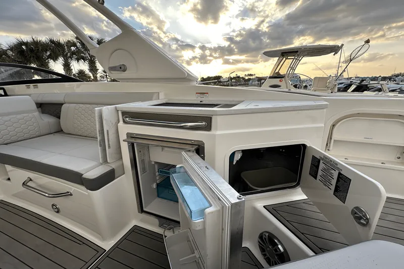 Slide: The Image of Sea Ray 290 SDX OB 2023 - 8