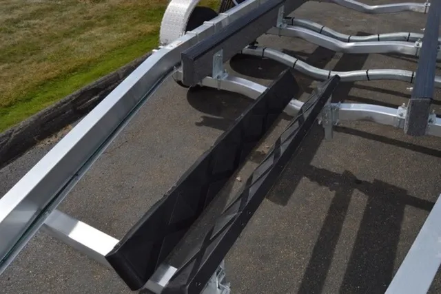Slide: The Image of Venture Trailers Aluminum Tandem Axle Commander Series COM-7300 2024 - 10