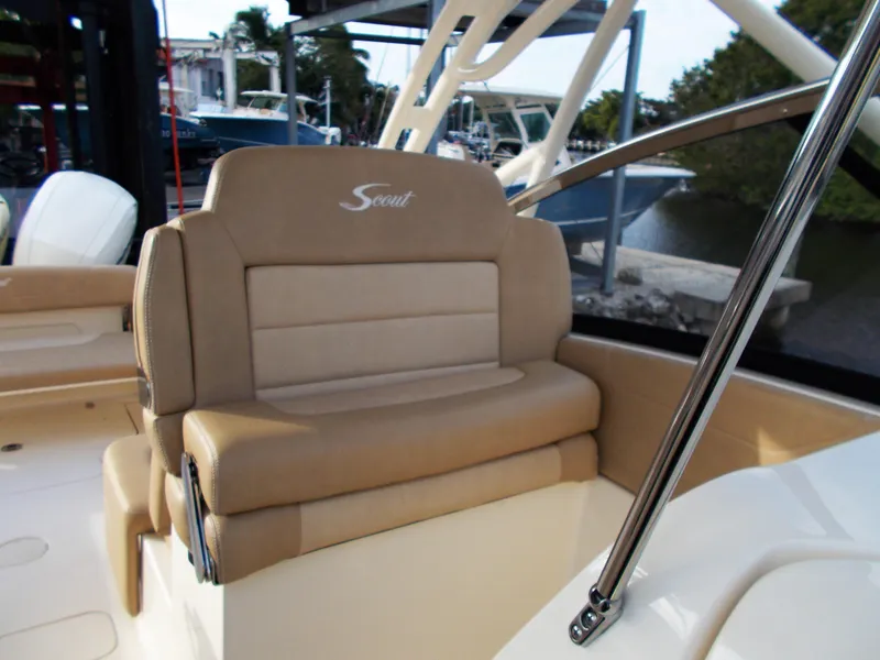Slide: The Image of Scout 255 Dorado 2026, luxurious beige leather boat seat. - 13