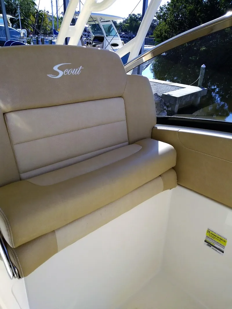 Slide: The Image of Scout 255 Dorado 2026 boat seat in beige leather. - 34